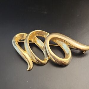 Elegant Gold-Tone Women's Jewelry Brooch